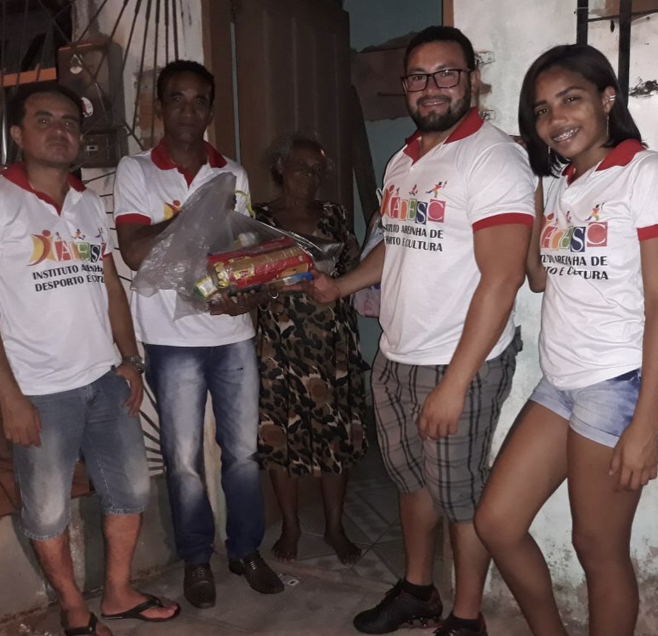 Voluntários entregando cestas básicas